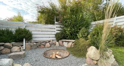 House by the lake with garden, hot tub & fire pit