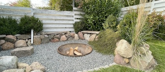 House by the lake with garden, hot tub & fire pit