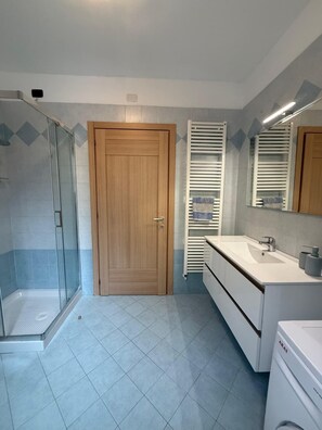 Dusche, Haartrockner, Bidet, Handtücher