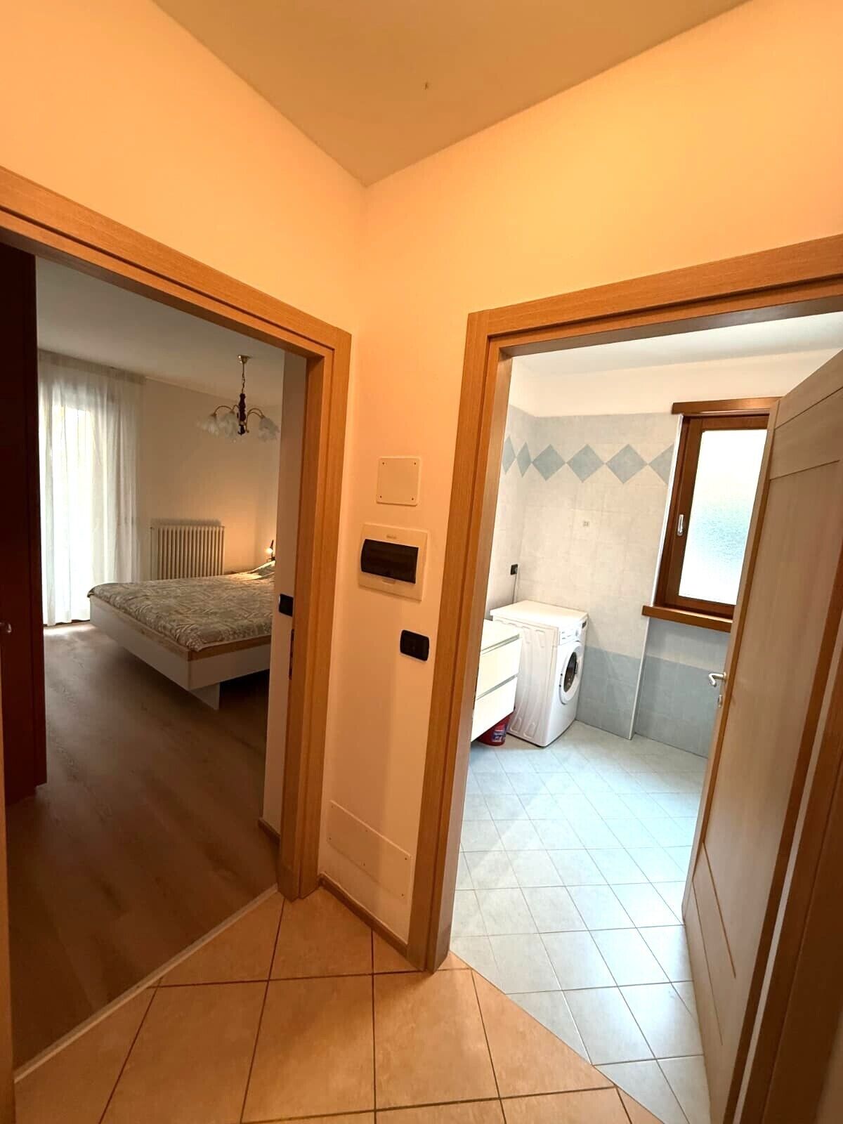 Una camera da letto con un letto e un bagno dotato di lavatrice.