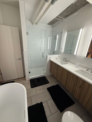 Dusche, Handtücher, Seife, Toilettenpapier