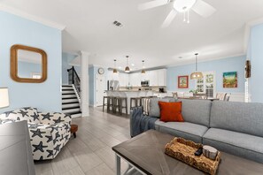 Smart TV, books - New listing special-heated pool 3/1-4/11, hot tub, 0.5 mi walk- shuttle to Beach (Destin)