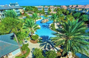 Een buitenzwembad en een verwarmd zwembad