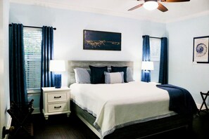 4 bedrooms, desk, iron/ironing board, travel crib - New listing special-heated pool 3/1-4/11, hot tub, 0.5 mi walk- shuttle to Beach (Destin)