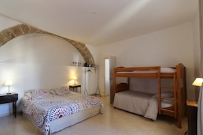 1 habitación, tabla de planchar con plancha, wifi y ropa de cama