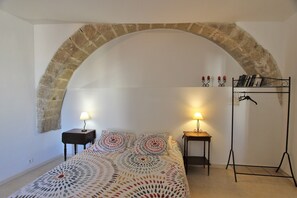 1 habitación, tabla de planchar con plancha, wifi y ropa de cama