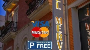 Segnaletica di un hotel con la scritta 'HOTEL MERVIN' e 'PARCHEGGIO INTERNO GRATUITO'.