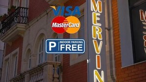 A szálloda tábláján jól láthatóan szerepel a „HOTEL MERVIN” felirat, valamint az, hogy „INGYENES FEDETT PARKOLÁS”.