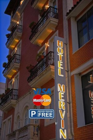 A hotel sign with "HOTEL MERVIN" and "INDOOR PARKING FREE" visible. - Mervin Hotel (Krujë)