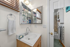 Haartrockner, Bidet, Handtücher, Seife