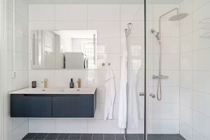 Dusche, Haartrockner, Bidet, Handtücher