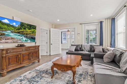 Narberth 3BR: King Bed, Garage, EV Charger, Gym, Yard, AC, Laundry, Walk to Rail