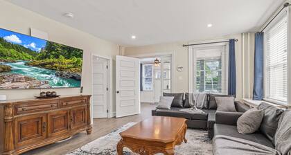 Narberth 3BR: King Bed, Garage, EV Charger, Gym, Yard, AC, Laundry, Walk to Rail