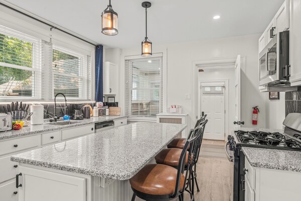 Réfrigérateur, four à micro-ondes, un four, surface de cuisson