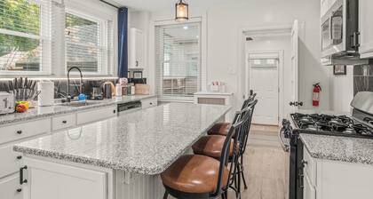 Narberth 3BR: King Bed, Garage, EV Charger, Gym, Yard, AC, Laundry, Walk to Rail