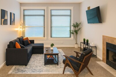 Bright Urban Retreat-Steps to CSU & Theater District, minutes to progressive.