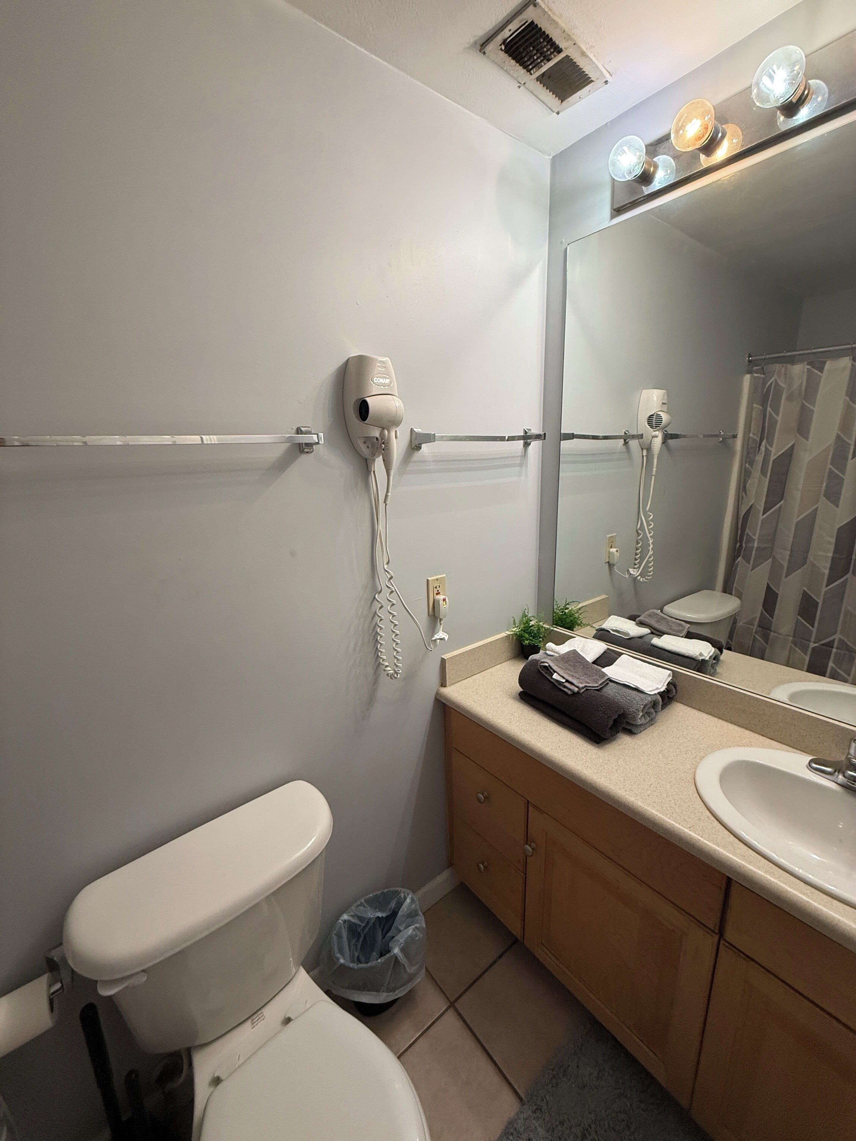 Secadora de cabello, toallas, jabón, shampoo 