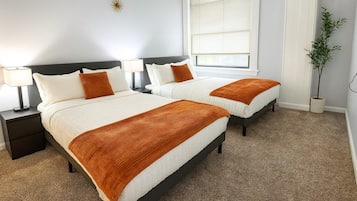 Een bureau, een strijkplank/strijkijzer, gratis wifi, beddengoed
