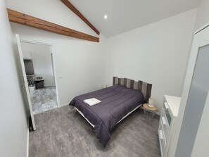 2 عدّة غرف نوم ومكواة/لوح كي وخدمة الإنترنت