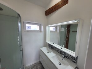 تجهيزات دش، مجففات شعر، صابون، ورق حمّام