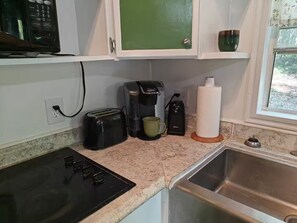 Refrigerador, microondas, parrilla de estufa y cafetera y tetera