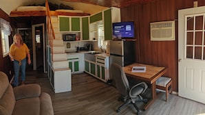 A compact cabin with a kitchenette, a dining area, and a living room. - Peacefull Cabin in the Woods with heat/air conditioning (Marietta)
