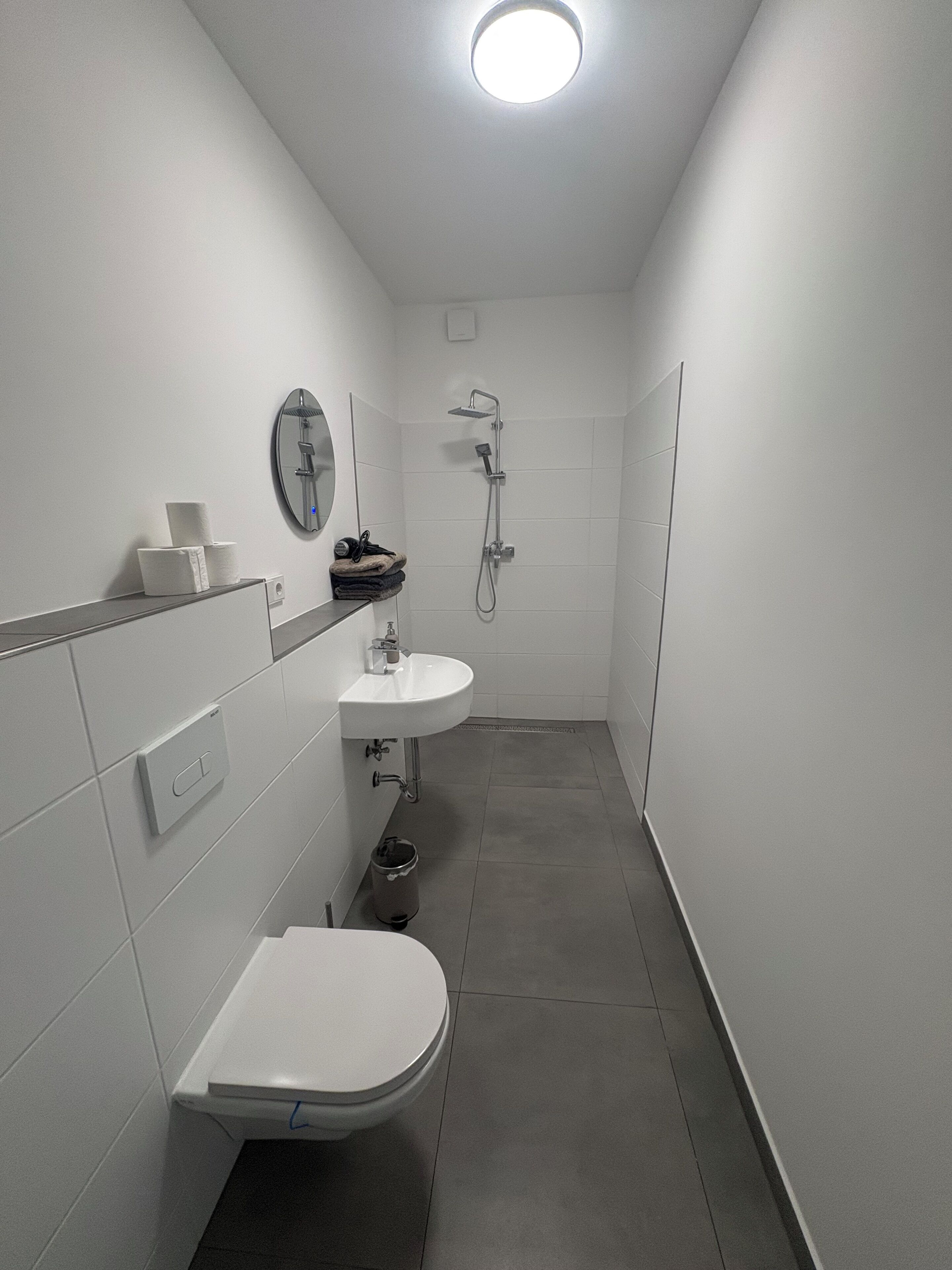 Haartrockner, Handtücher, Toilettenpapier