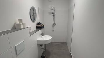 Haartrockner, Handtücher, Toilettenpapier