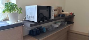 Micro-ondes, batterie de cuisine, vaisselle et ustensiles