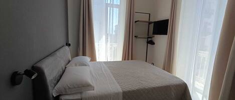 Deluxe tweepersoonskamer | Een bureau, een laptopwerkplek, geluiddichte muren