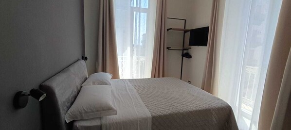 Internal name: Room 4 | Meja, ruang kerja komputer riba, kalis bunyi, seterika/papan seterika 