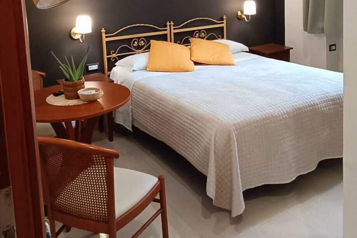 Internal name: Room 2 | Desk, laptop workspace, soundproofing, iron/ironing board