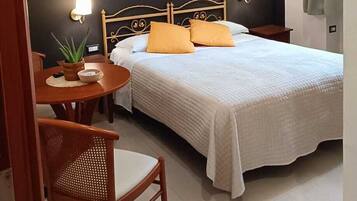 Internal name: Room 2 | Escritorio y espacio para trabajar con un portátil