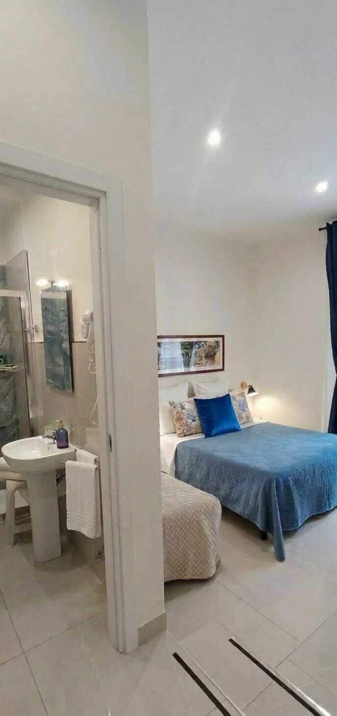 Internal name: Room 1 | Skrivebord, skrivebord for bærbar PC, lydisolert og strykejern/-brett