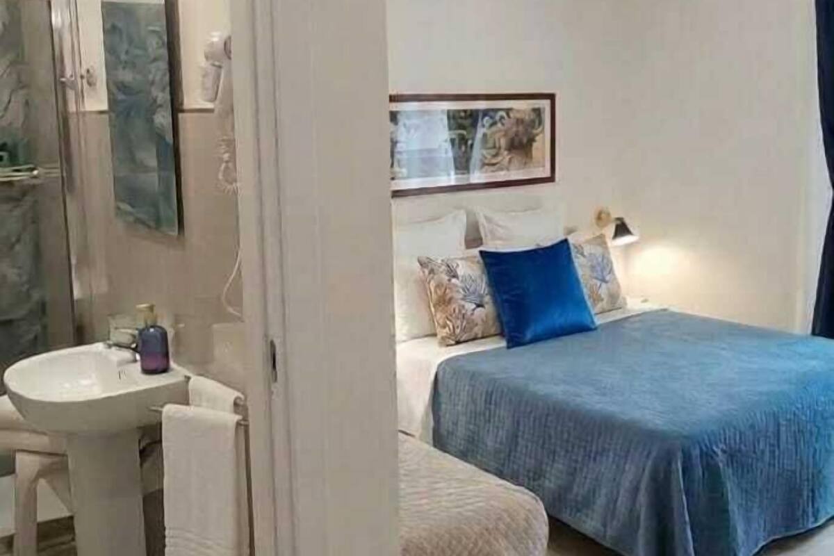 Internal name: Room 1 | 書桌、筆電工作空間、隔音、熨斗/熨衣板