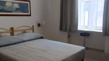 Internal name: Room 2 | Een bureau, een laptopwerkplek, geluiddichte muren