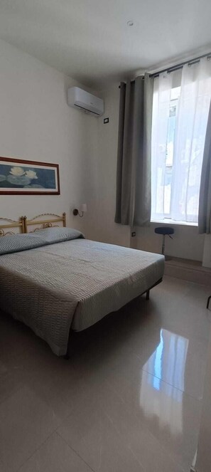 Internal name: Room 2 | Meja, ruang kerja komputer riba, kalis bunyi, seterika/papan seterika 