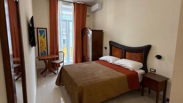 Internal name: Room 6 | Escritorio y espacio para trabajar con un portátil