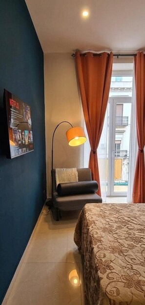 Internal name: Room 6 | Desk, laptop workspace, soundproofing, iron/ironing board - Misciù (Naples)