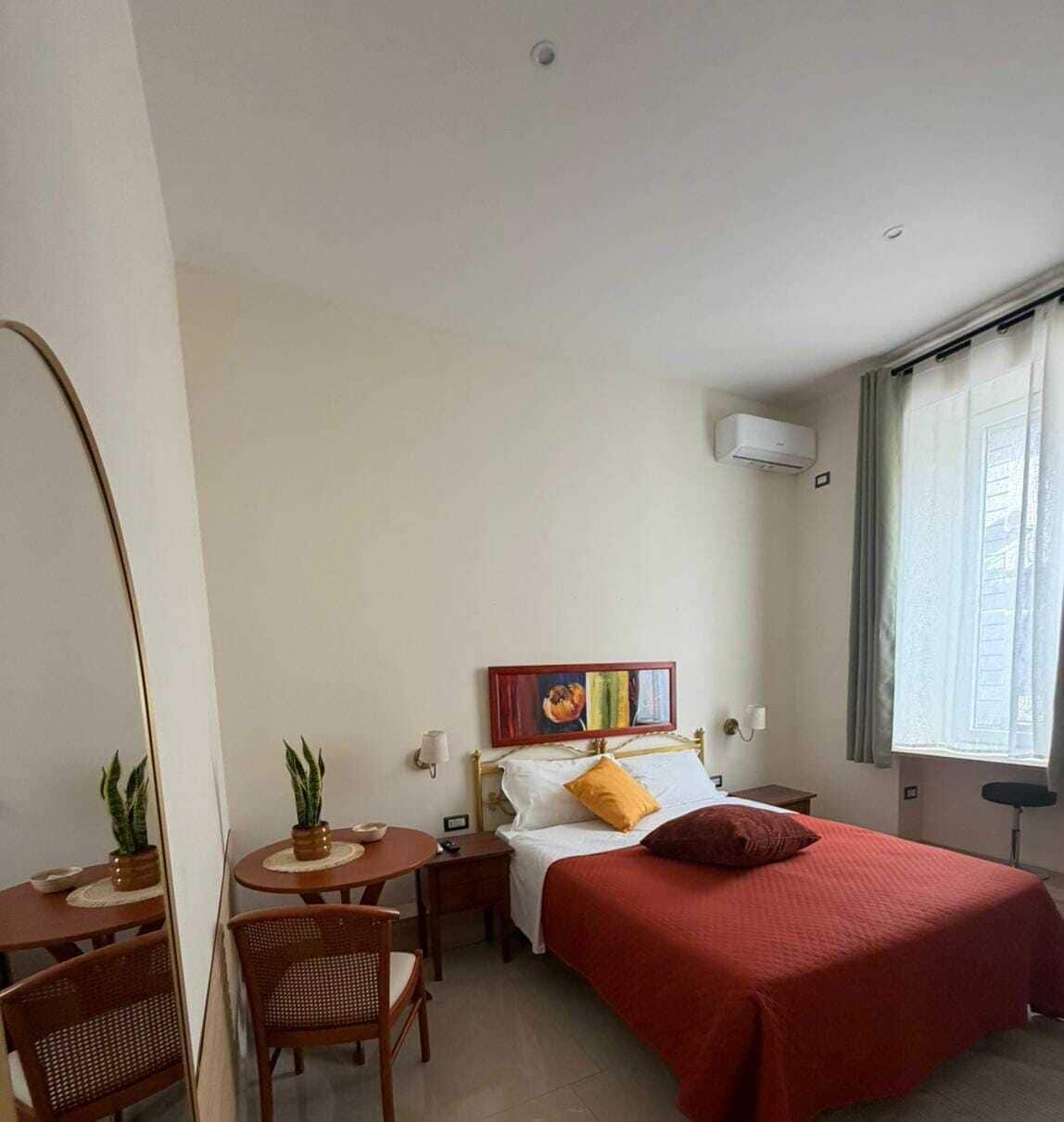 Internal name: Room 2 | Escritorio y espacio para trabajar con un portátil