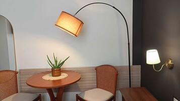 Internal name: Room 2 | Una scrivania, postazione laptop, insonorizzazione, ferro/asse da stiro