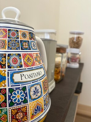 Microwave, cookware/dishes/utensils - Misciù (Naples)