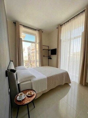 Internal name: Room 4 | Työpöytä, kannettavalle tietokoneelle sopiva työtila, äänieristys
