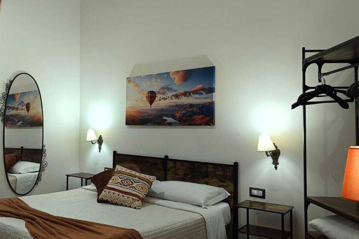 Internal name: Room 3 | Escritorio y espacio para trabajar con un portátil