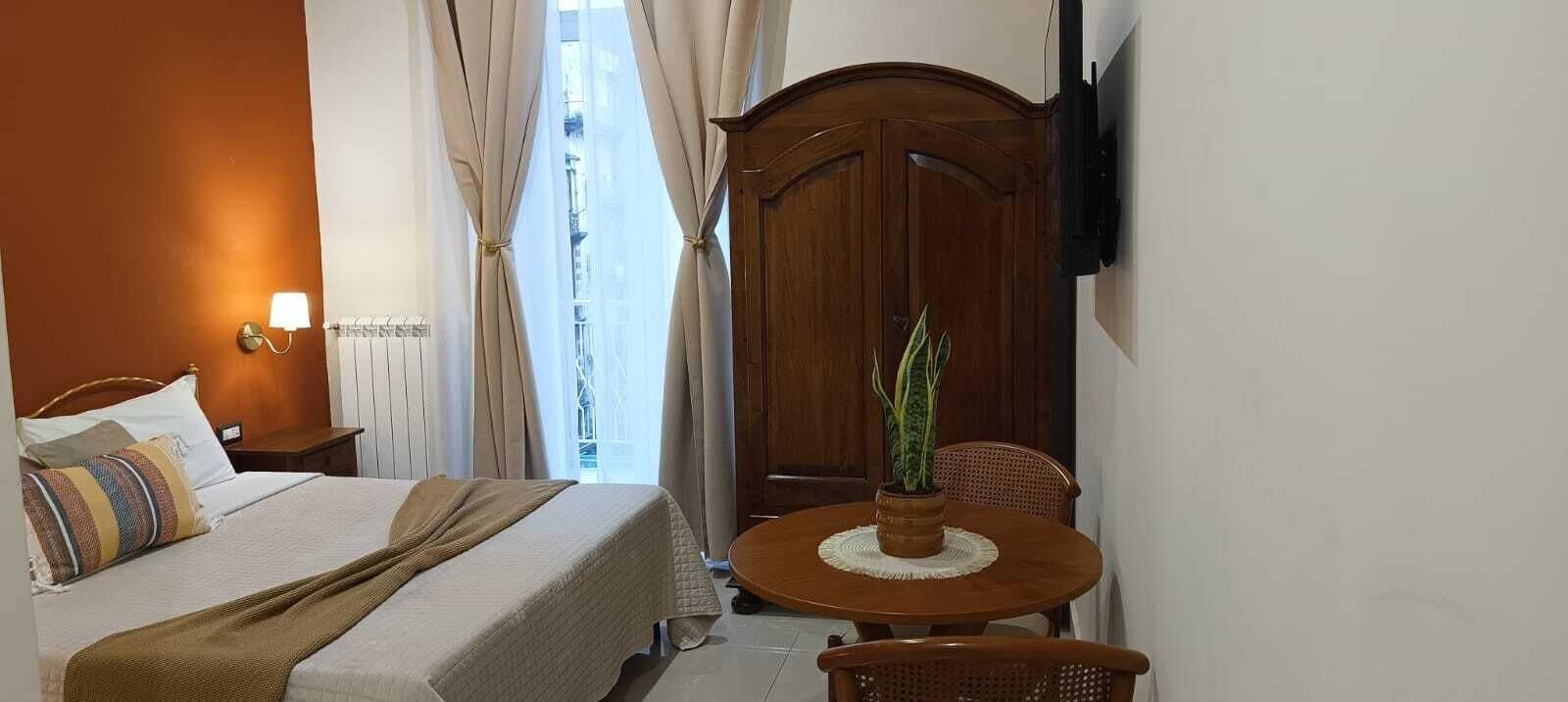 Internal name: Room 5 | Escritorio y espacio para trabajar con un portátil