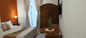 Internal name: Room 5 | Skrivebord, skrivebord for bærbar PC, lydisolert og strykejern/-brett