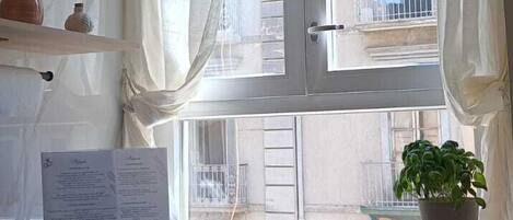 Microwave, cookware/dishes/utensils