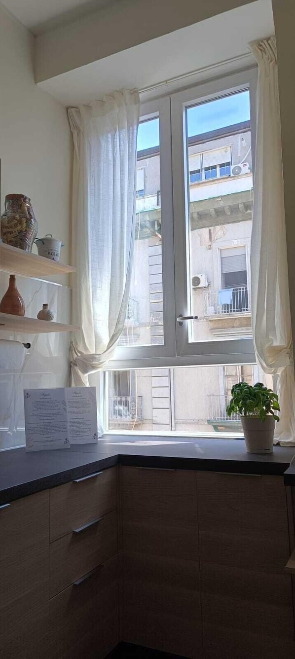 Microwave, cookware/dishes/utensils - Misciù (Naples)