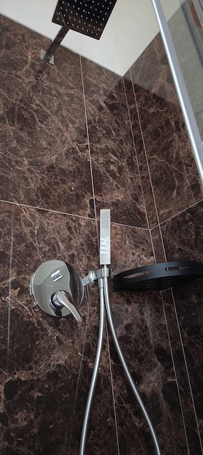 Internal name: Room 2 | Salle de bain