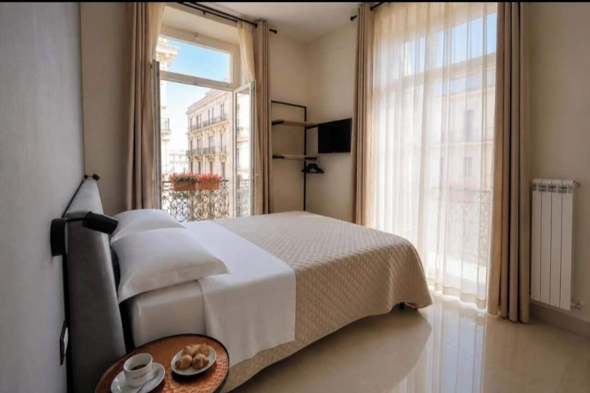 Internal name: Room 4 | Bureau, espace de travail pour ordinateurs portables